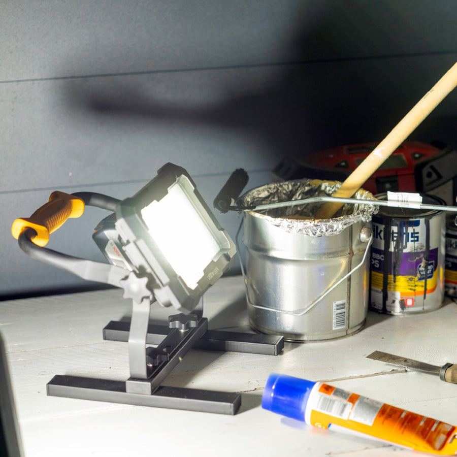LED's Work Rechargeable 18V Construction Lamp - Works on 18V batteries - 3 steps dimmable - LED.nl
