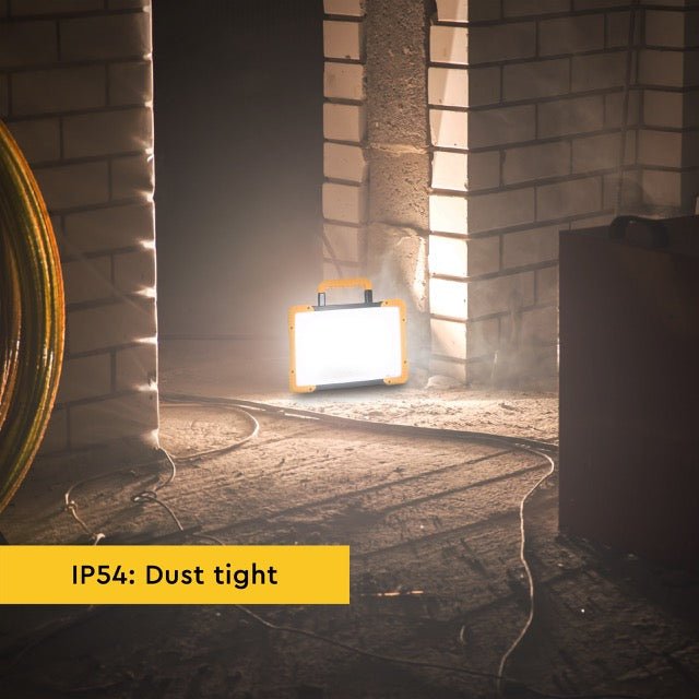 Oplaadbare Premium LED bouwlamp 30W – Zowel op netstroom als accu te gebruiken – Dimbaar in 3 standen – 3000 lumen – IP54 Bouwlampen LED.nl